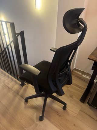 Silla ergonómica de oficina negra