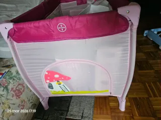 Cuna de viaje plegable rosa. Con cambiador