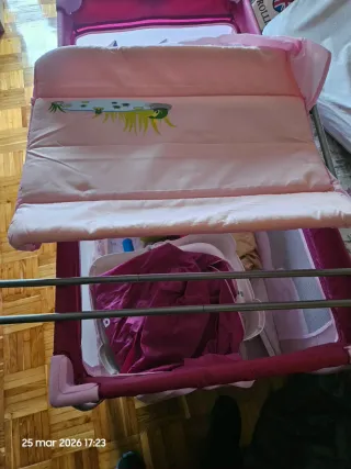 Cuna de viaje plegable rosa. Con cambiador
