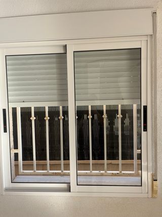 Ventanas aluminio blancas con persiana