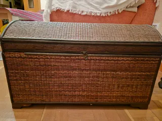Baúl de mimbre y madera