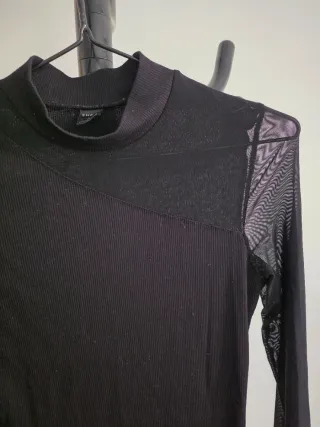 Camiseta negra con transparencias