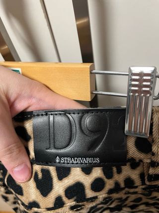 Pantalón vaquero D92 leopardo Stradivarius
