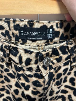 Pantalón vaquero D92 leopardo Stradivarius