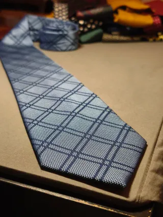 Cravatta a quadri blu e grigia