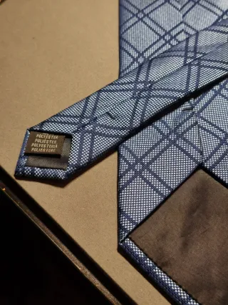 Cravatta a quadri blu e grigia