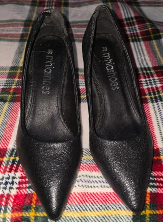 Zapatos de tacón negros brillantes talla 39