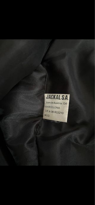 Elegante abrigo de piel negro talla L.