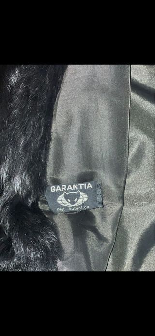 Elegante abrigo de piel negro talla L.