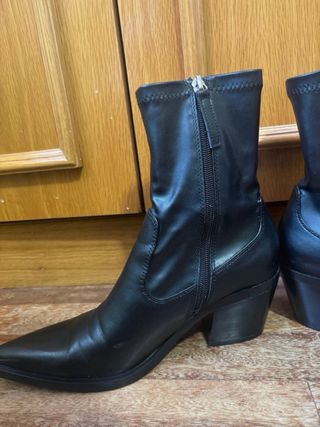 Botín ZARA tacón punta estrecha cowboy negro