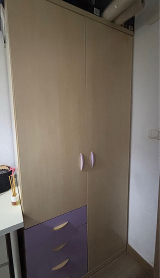 Armario beige y morado