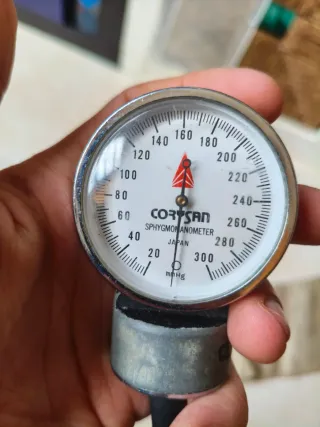 Tensiometro vintage con estetoscopio