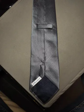 Cravatta fatta a mano grigia con trama geometrica