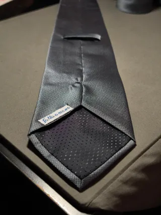 Cravatta fatta a mano grigia con trama geometrica