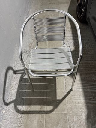 Silla de aluminio plateada
