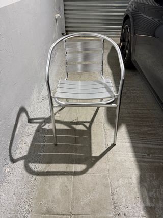 Silla de aluminio plateada