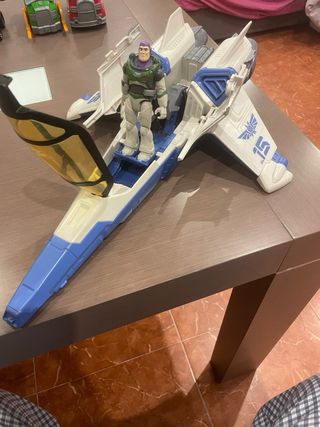 Avión y Buzz Lightyear