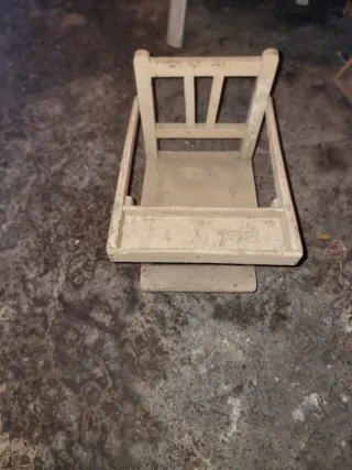 Garrafón y trona de madera antiguos