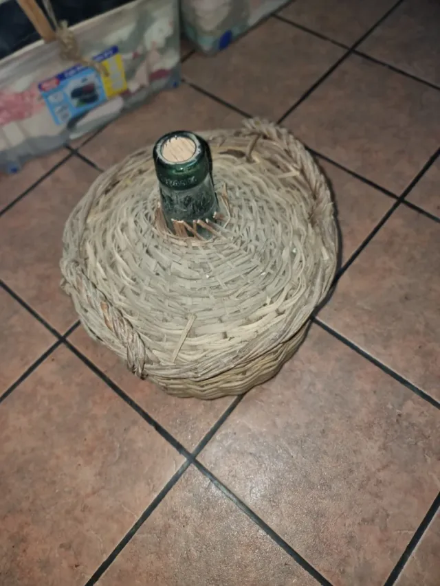 Garrafón y trona de madera antiguos