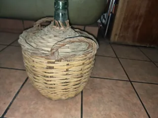 Garrafón y trona de madera antiguos
