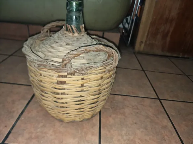 Garrafón y trona de madera antiguos