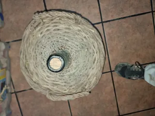Garrafón y trona de madera antiguos