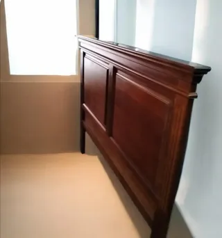 Cabecero de cama de madera marrón