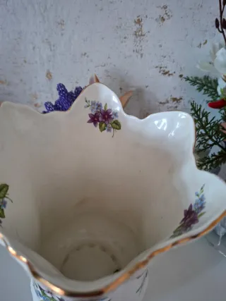 Jarrón de porcelana con flores
