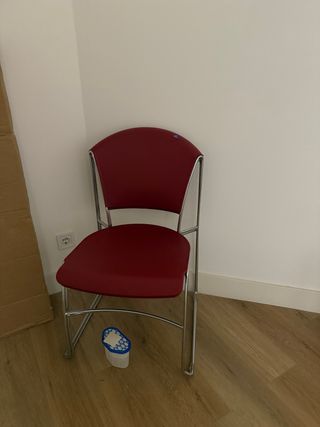 Sillas de oficina rojas y plateadas