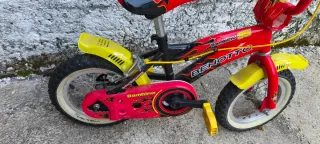 Bicicleta infantil Benotto roja y amarilla