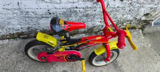 Bicicleta infantil Benotto roja y amarilla