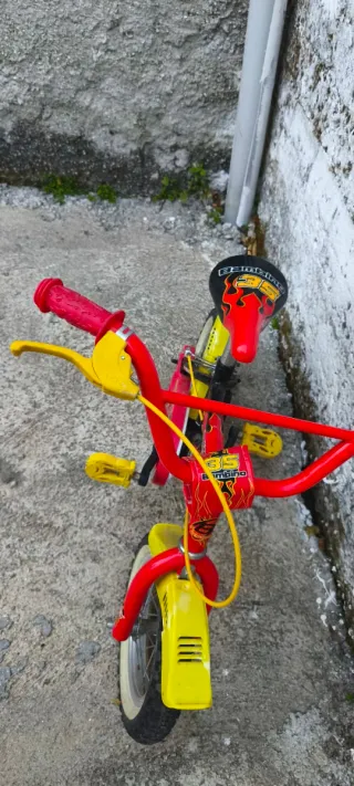 Bicicleta infantil Benotto roja y amarilla