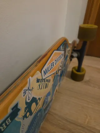 Longboard Miller con pegatinas