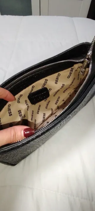 Bolso Guess negro efecto piel