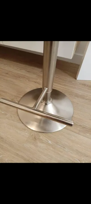 Taburete de cocina negro y plateado