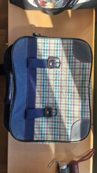 Maleta de viaje vintage con estampado de cuadros