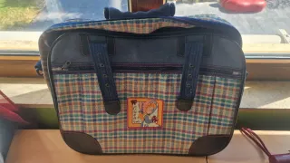 Maleta de viaje vintage con estampado de cuadros