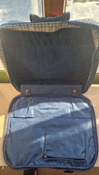 Maleta de viaje vintage con estampado de cuadros