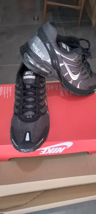 Zapatillas Nike Air Negras y Plateadas