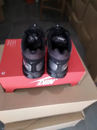 Zapatillas Nike Air Negras y Plateadas