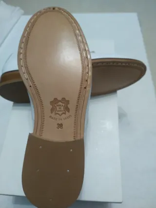 Zapatos de piel blancos suela marrón N 37, 38 ,44