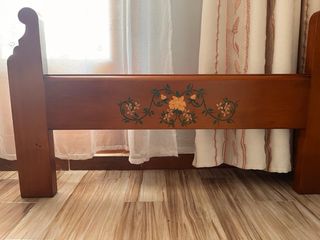 Cama juvenil decorada a mano