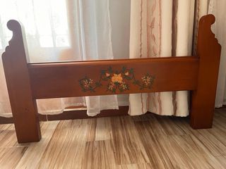 Cama juvenil decorada a mano