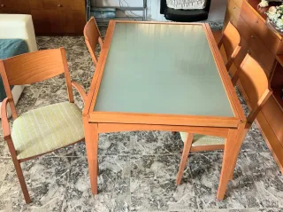 Mesa de comedor y 4 sillas madera en Vallirana