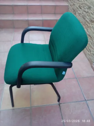 Silla de oficina verde con brazos