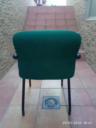 Silla de oficina verde con brazos