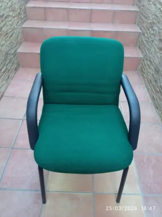 Silla de oficina verde con brazos