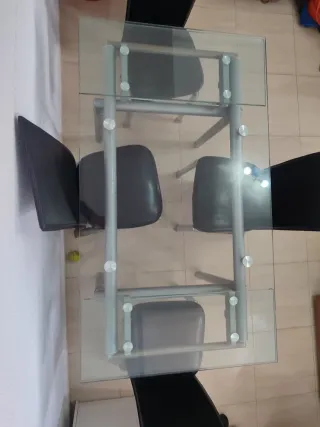 Mesa Comedor Cristal extensible y 4 Sillas Negras