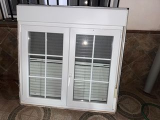 Ventana blanca con persiana y mosquitera 1.35x1.35