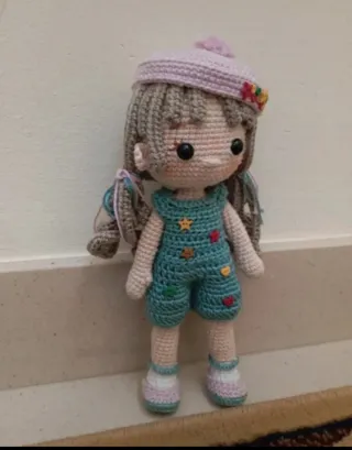 Muñeca crochet niña con peto y gorro Hecha a mano!